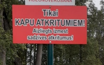 Kapeles kapos pie atkritumu laukuma uzstādīta videonovēro&scaron;anas kamera