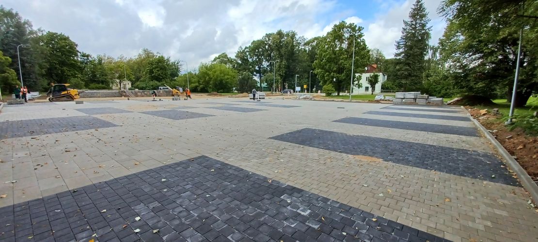 Turpinās pārbūves darbi Oskara Kalpaka laukumā