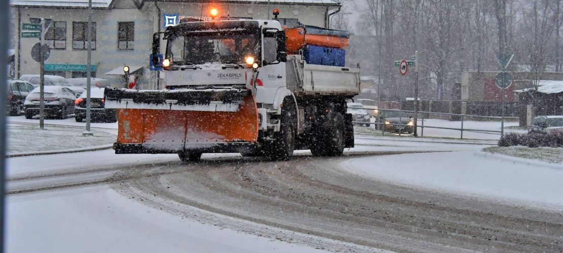 Sniega tīrīšanas darbi turpinās